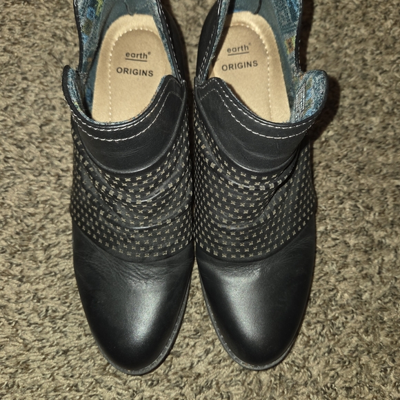 Earth Origins Black Ankle Booties with Textured Design - Picture 4 of 6